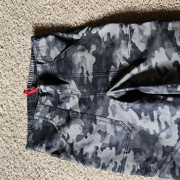 Spanx stretch twill cargo jogger. Backwash camo. Size Small. - Picture 2 of 7